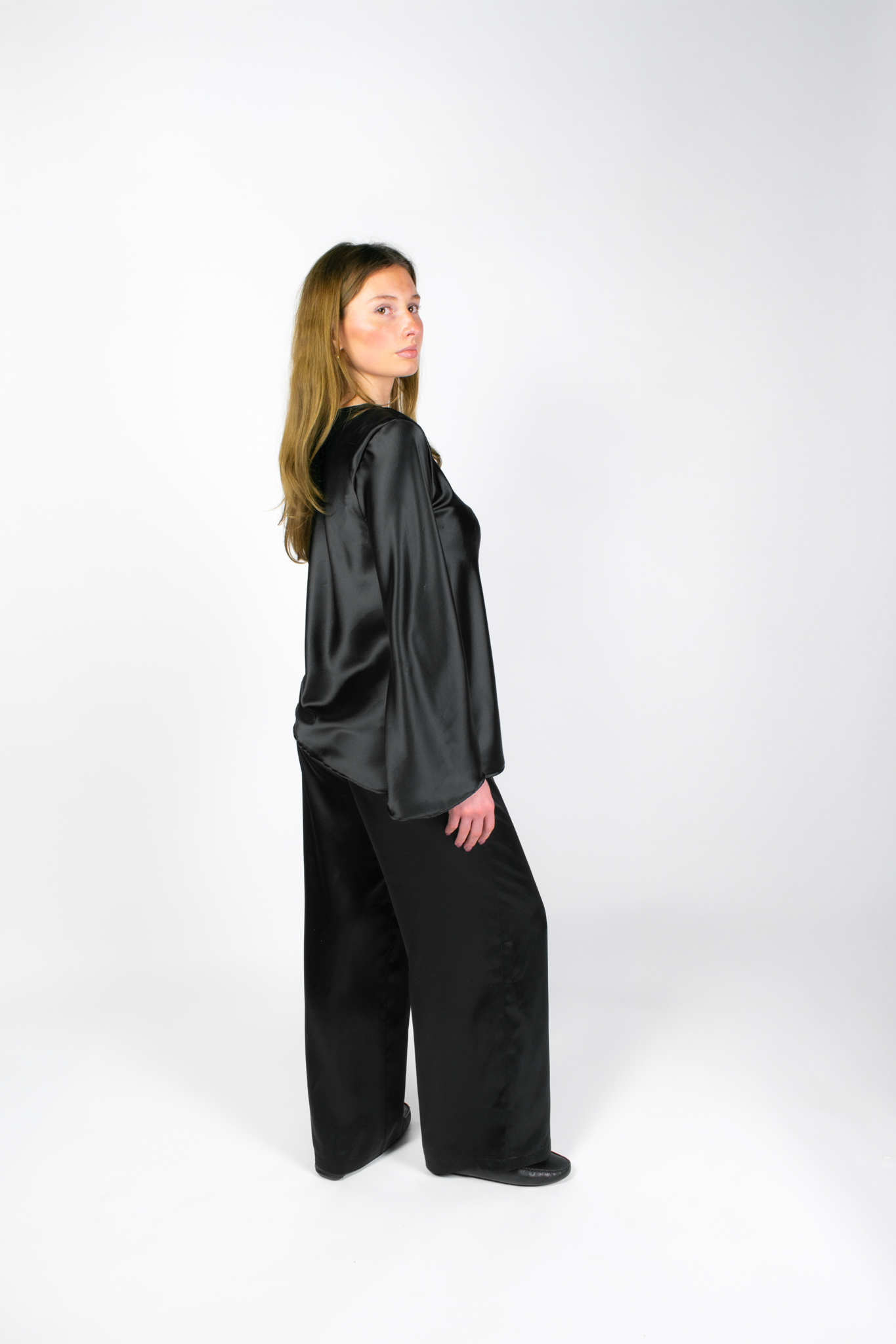 LILA BLACK SATIN SLEEVED TOP