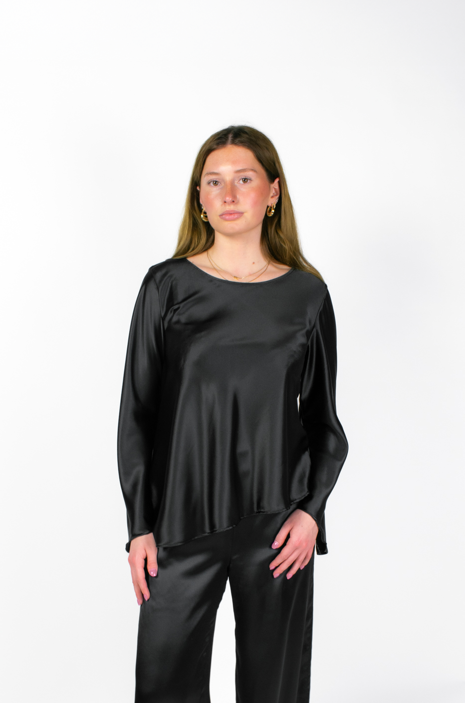 LILA BLACK SATIN SLEEVED TOP